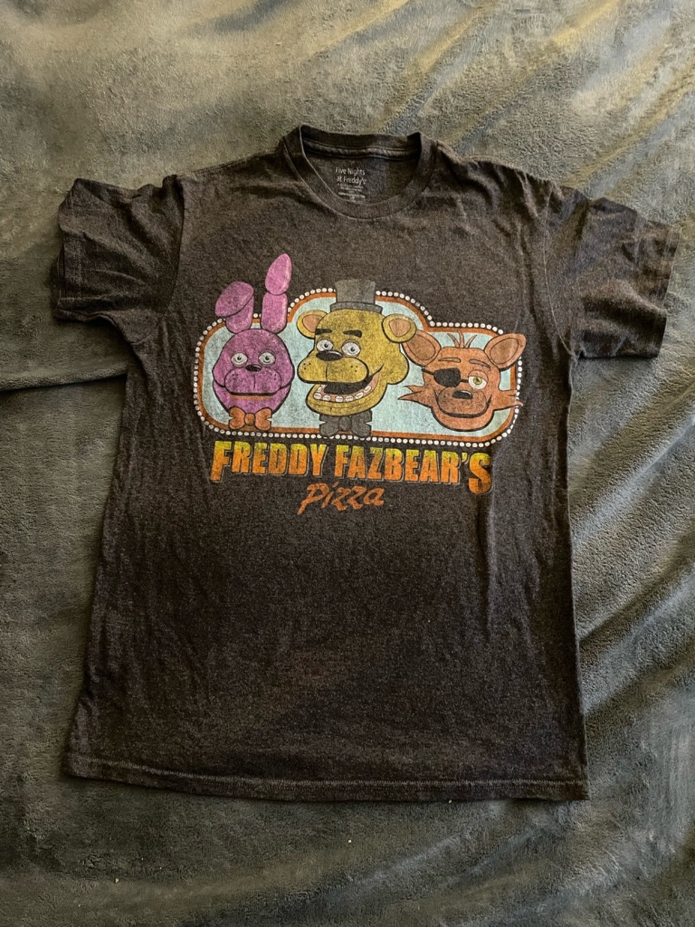 Five Nights at Freddy’s Graphic T-Shirt | Freddy Fazbear’s Pizza | Size Small